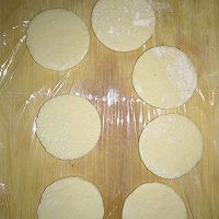 榨豆浆剩下的豆渣:黄豆渣荷叶饼的做法图解7