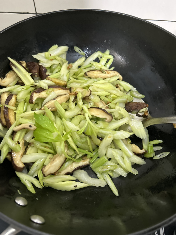 香菇芹菜的做法