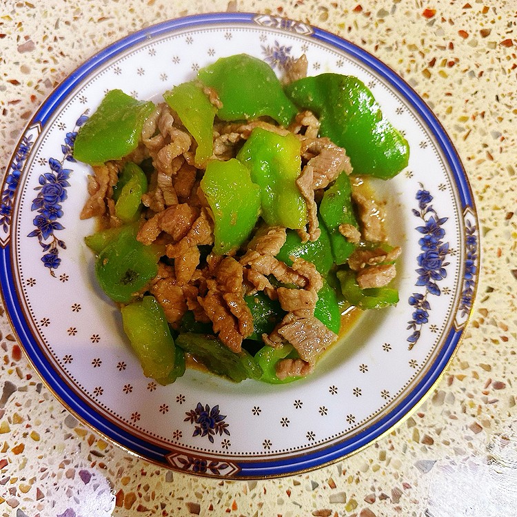 青椒炒牛肉 家常小炒 好吃又嫩又下饭的做法