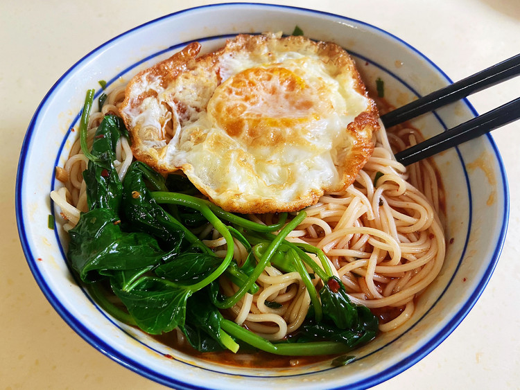山胡椒鸡蛋面的做法