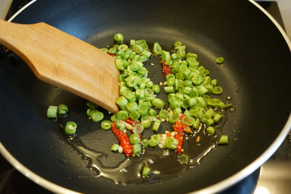 梁食油鸡枞炒年糕的做法图解4