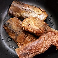 妈妈带来的美味——蒜苗炒腊猪舌的做法图解2