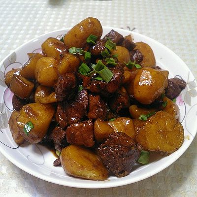 小土豆焖肉