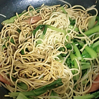 火腿肠青菜绿豆芽炒面的做法图解5