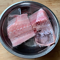 蒜香爆鱼块的做法图解1