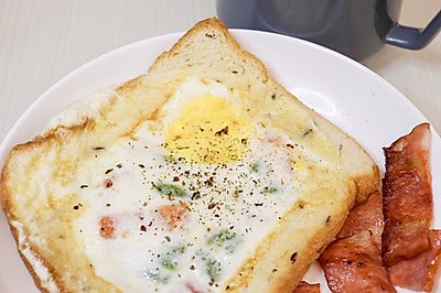 爆浆鸡蛋缤纷培根厚吐司早餐