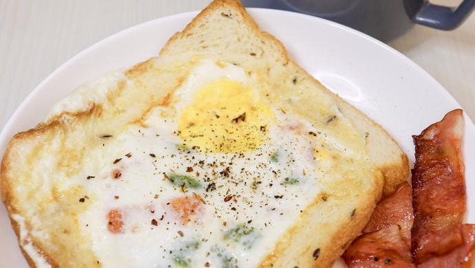 爆浆鸡蛋缤纷培根厚吐司早餐