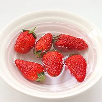#莓语健康日记#草莓椰奶啵啵的做法图解2