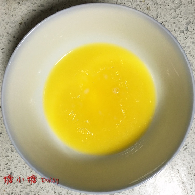 红丝绒蛋糕卷的做法图解2