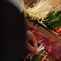 在大大的牛肉片上卷呀卷呀卷的做法图解5