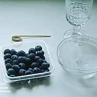 蓝莓冰饮的做法图解1