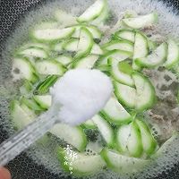 #做道懒人菜，轻松享假期#丝瓜肉片汤的做法图解6