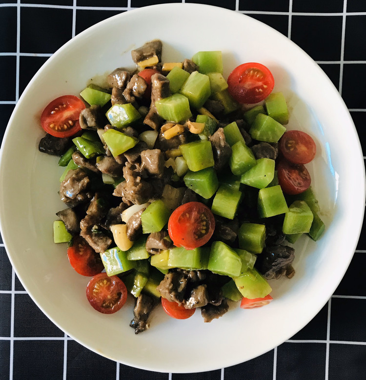 青笋小番茄炒黑椒牛肉粒的做法
