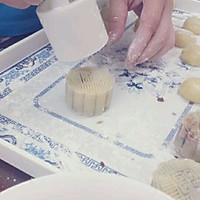 豆沙蛋黄月饼的做法图解5
