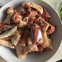 青椒干煸鸡块的做法图解1