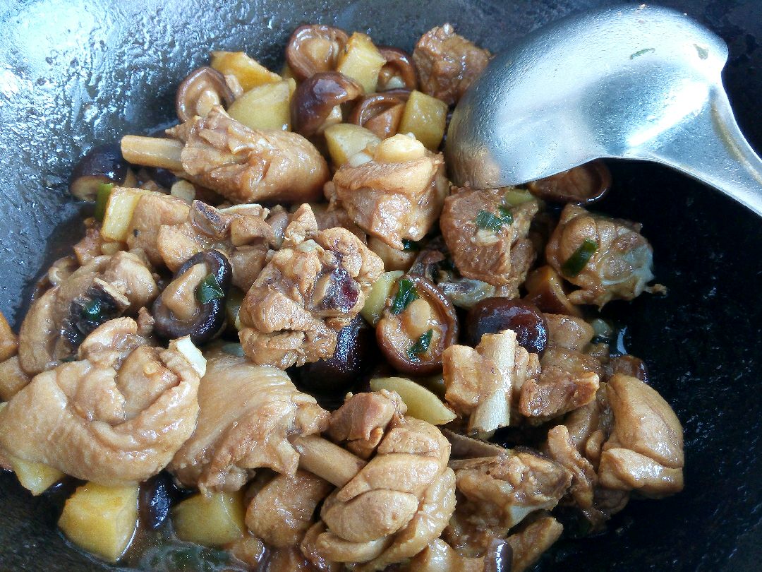 香菇鸡肉焖饭怎么做_香菇鸡肉焖饭的做法视频_姜叔的日食记_豆果美食