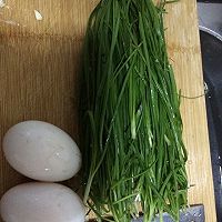 韭菜炒鸭蛋的做法图解1