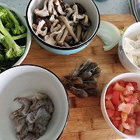 虾仁菌菇西兰花豆腐汤的做法图解2