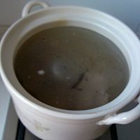 排骨菌汤的做法图解2