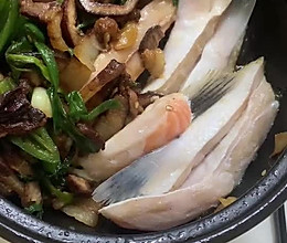 粤味啫啫腊肉三文鱼鱼腩煲的做法