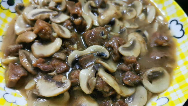 黑椒牛肉粒炒菇的做法