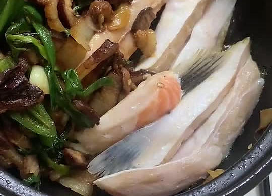 粤味啫啫腊肉三文鱼鱼腩煲