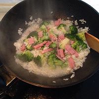 暖心暖胃的早餐—西兰花培根烩饭的做法图解7