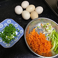 胡萝卜虾米蛋炒饭的做法图解1
