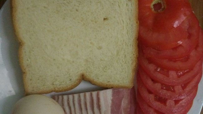自制美味早餐培根三明治的做法