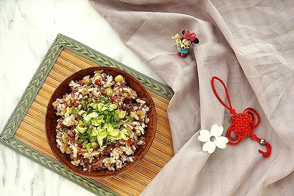 腊肉豌豆焖红米饭的做法