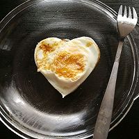 暖心早餐。心形&心型煎鸡蛋的做法图解5