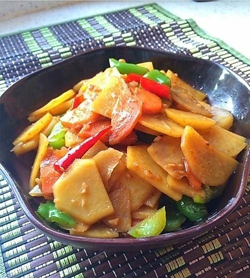 【鲜香土豆片】简约不失美味的家常菜，鲜辣素炒！！的做法