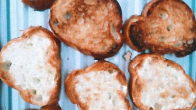 蒜蓉烤面包干及蜂蜜烤面包干。的做法