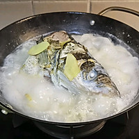 #寻味外婆乡传承春日宴#菌菇鱼头汤，鲜美又滋补，做法超简单的做法图解5