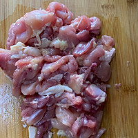 口蘑鸡腿肉的做法图解2