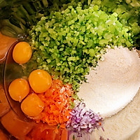 #少盐饮食 轻松生活#杂蔬鸡蛋小米饼的做法图解2