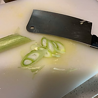 酸菜肥牛的做法图解1