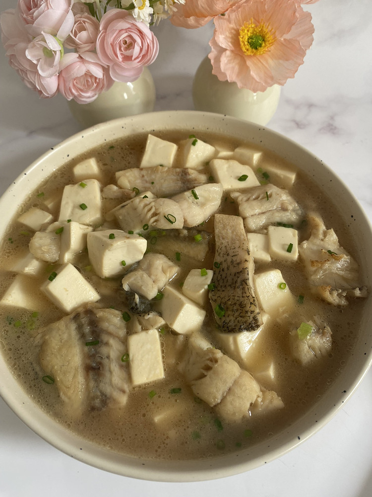 鲈鱼炖豆腐汤的做法