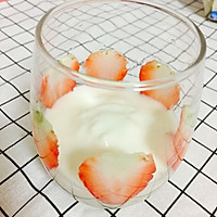 草莓酸奶麦片杯的做法图解3
