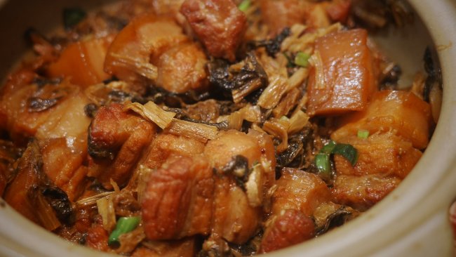 菜干焖红烧肉的做法