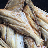 红烧剥皮鱼的做法图解1