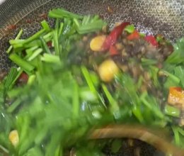 #葱伴侣豆瓣酱螺蛳肉炒韭菜、用6月香炒出来的螺蛳肉更香的做法