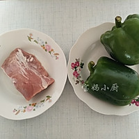 手掰青椒炒肉的做法图解1