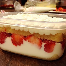 草莓奶油甜品蛋糕