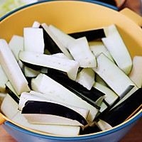 连汤汁都不剩的鱼香茄子煲的做法图解2