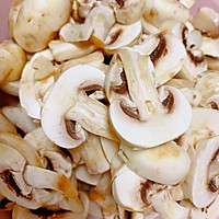 炒两鲜口蘑鸡毛菜的做法图解2