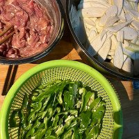 很适合当下吃的一道菜《茭白炒肉丝》的做法图解2