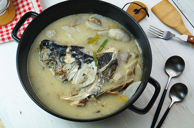 义乌芋儿鱼头汤的做法