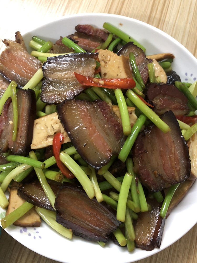 蒜苔炒腊肉的做法