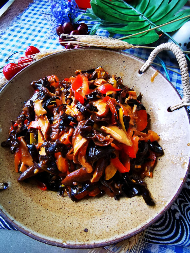 番茄炒香菇木耳丝的做法